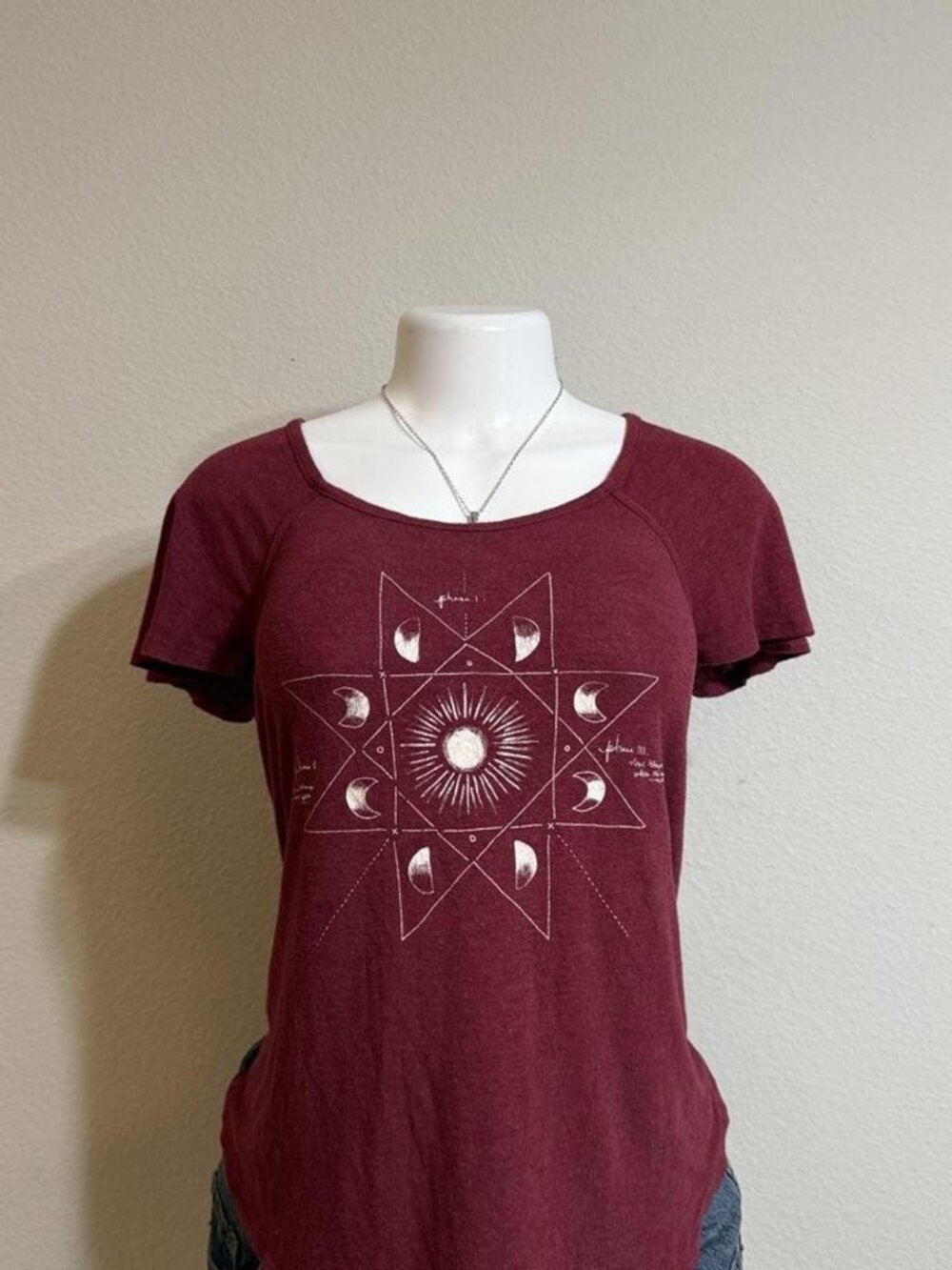 American Eagle t-shirt burgundy graphic celestial moon sun XS